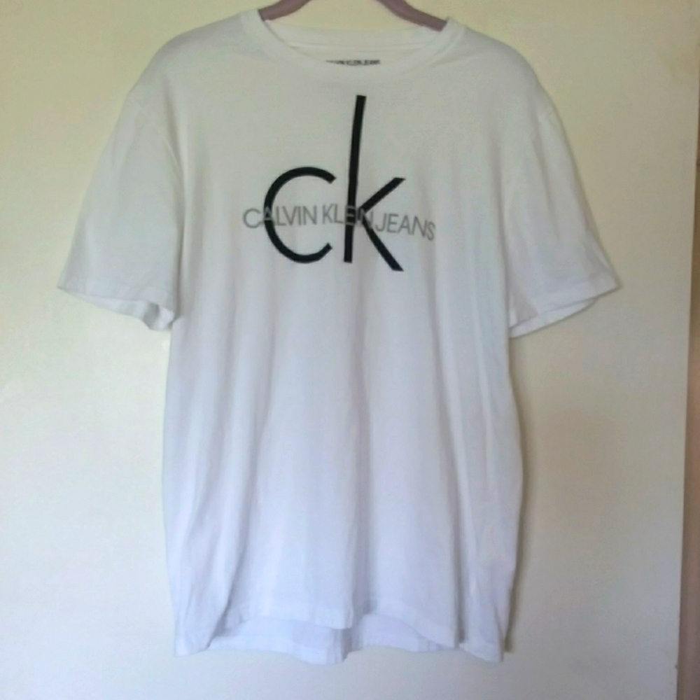 CALVIN KLEIN JEANS tee shirt in size medium.